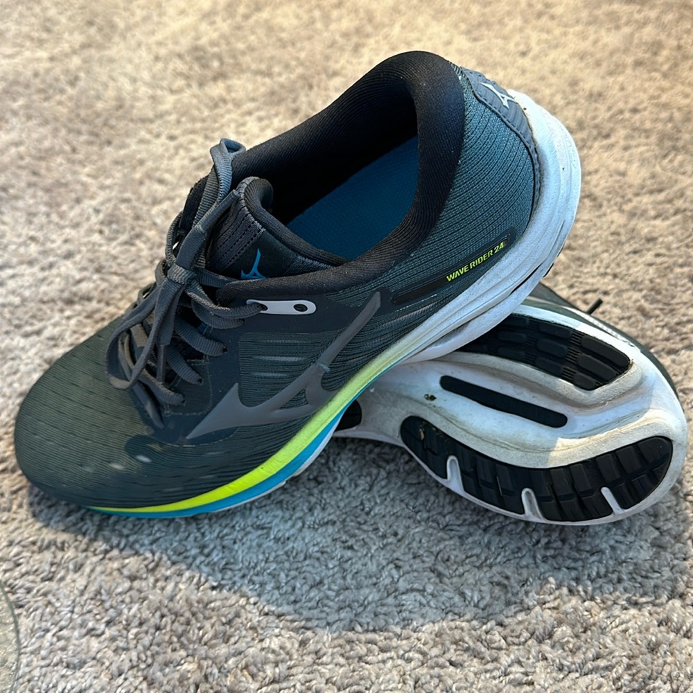 Women’s Mizuno Wave Rider 24. Size 10.5